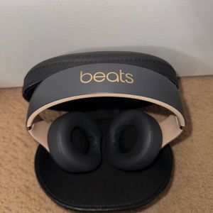 Wireless Studio 3 Beats by Dre. Comes with case.